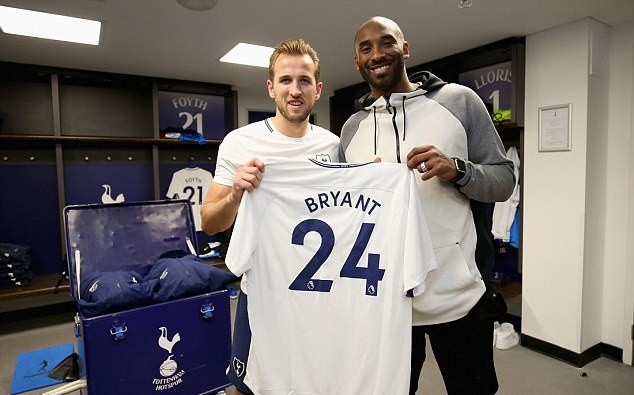 Hạ Liverpool, Tottenham được 2 huyền thoại đến tận phòng thay đồ chia vui - Bóng Đá