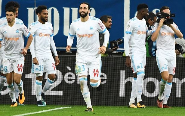 CĐV Marseille treo băng rôn đòi tống cổ Evra sau cú đá bạo lực - Bóng Đá