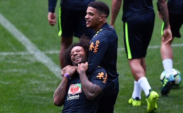 Coutinho đùa giỡn với Firmino trên sân tập, dẹp tan nghi ngờ - Bóng Đá