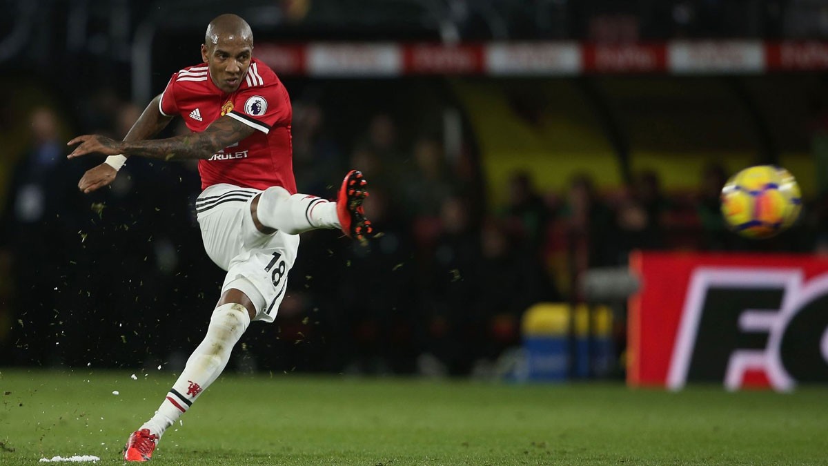 Matic cực ngầu ra mắt áo tập mới của Man United - Bóng Đá