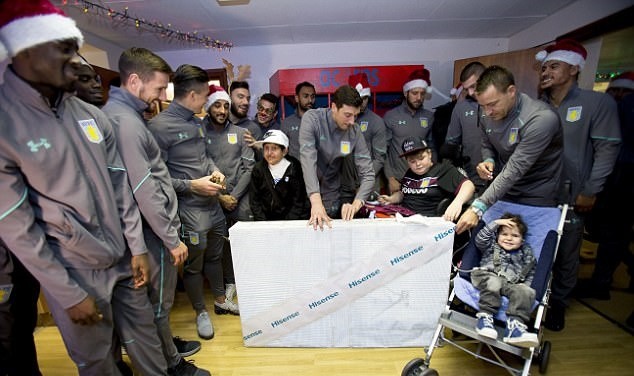 John Terry hóa ông già Noel đi phát quà Giáng sinh - Bóng Đá