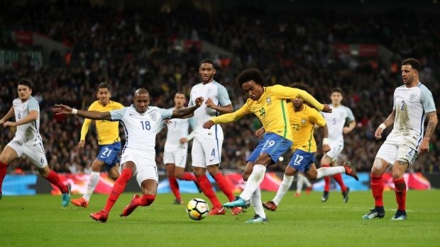 Sao Man Utd tỉnh như sáo khi bị cảnh sát sờ gáy trên phố - Bóng Đá