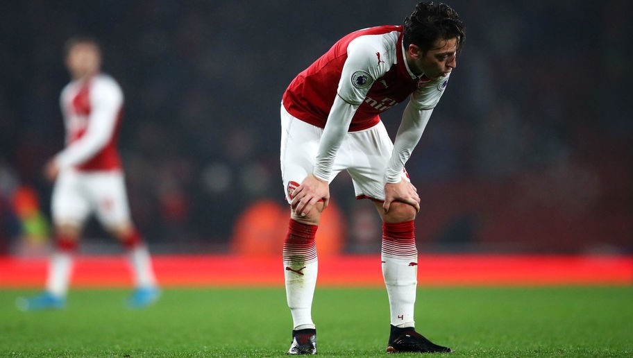 CẬN CẢNH: Ozil ôm chầm lấy cầu thủ, BHL Man United - Bóng Đá