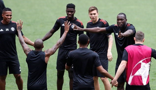 Sân tập Man Utd rộn tiếng cười - Bóng Đá