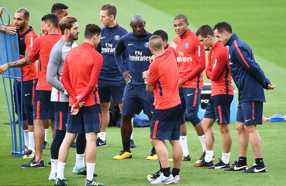 Mbappe kết thân Neymar ở buổi tập đầu tại PSG - Bóng Đá