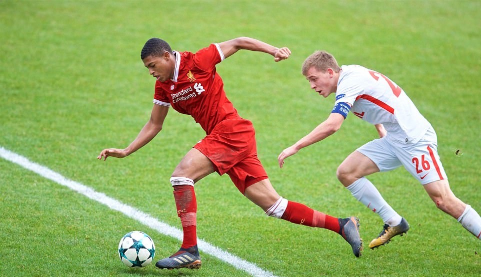 Gerrard phải ra tay khi cầu thủ trẻ Liverpool bị phân biệt chủng tộc - Bóng Đá