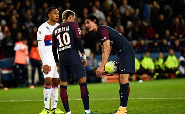 Gạt sầu Cavani, Neymar ăn mặc thời thượng dự sự kiện - Bóng Đá