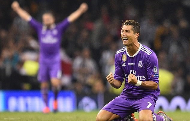 Ronaldo bảnh bao ôm trọn 2 giải thưởng cao quý - Bóng Đá