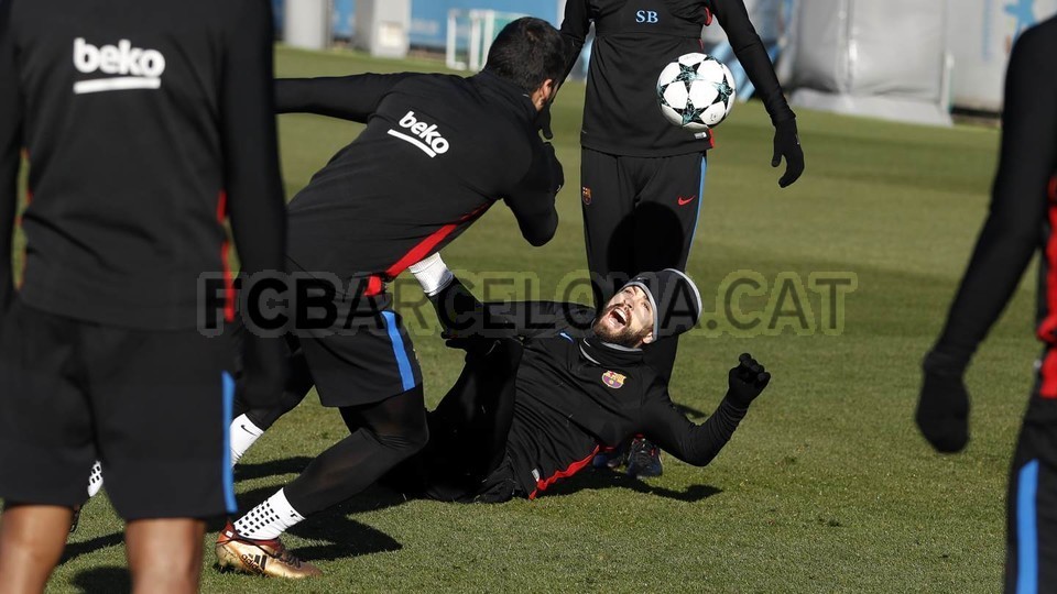 Suarez khiến Pique ngã chổng vó trong buổi tập của Barcelona - Bóng Đá