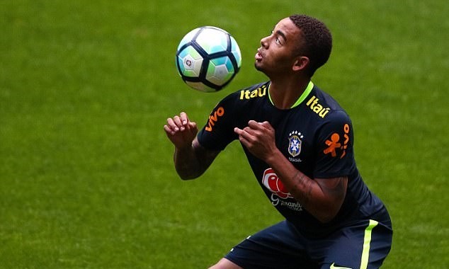 Coutinho đùa giỡn với Firmino trên sân tập, dẹp tan nghi ngờ - Bóng Đá