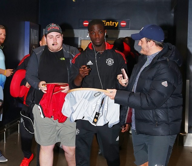 Chùm ảnh: Man United quay trở lại Anh - Bóng Đá
