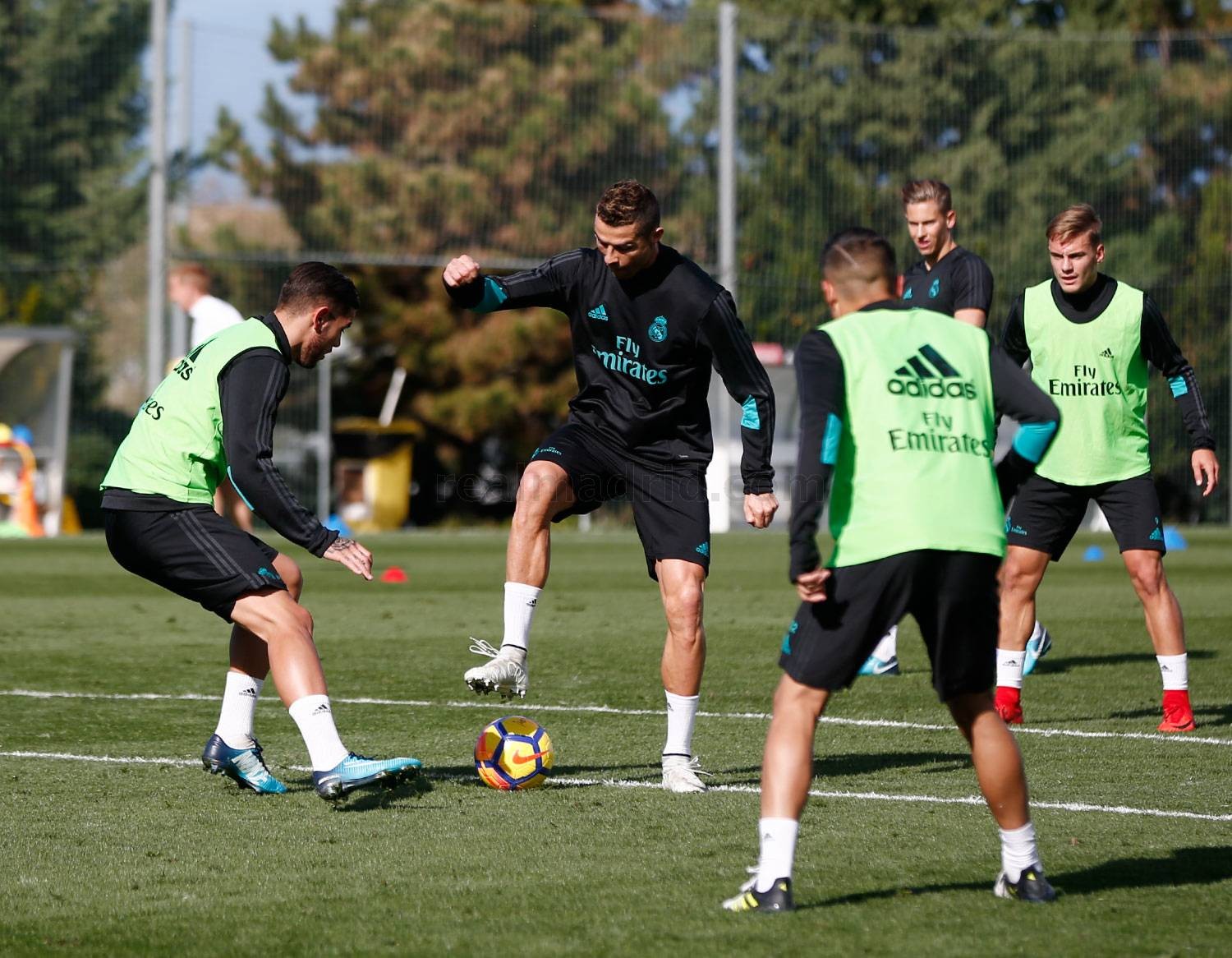 Chùm ảnh: Real Madrid tập luyện - Bóng Đá