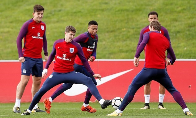 Rashford 'tay bắt, mặt mừng' huyền thoại M.U khi lên tuyển tập trung - Bóng Đá