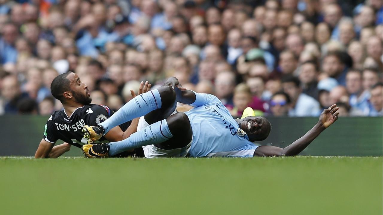 Benjamin Mendy thất thần, nặng nề lê bước sau chấn thương - Bóng Đá