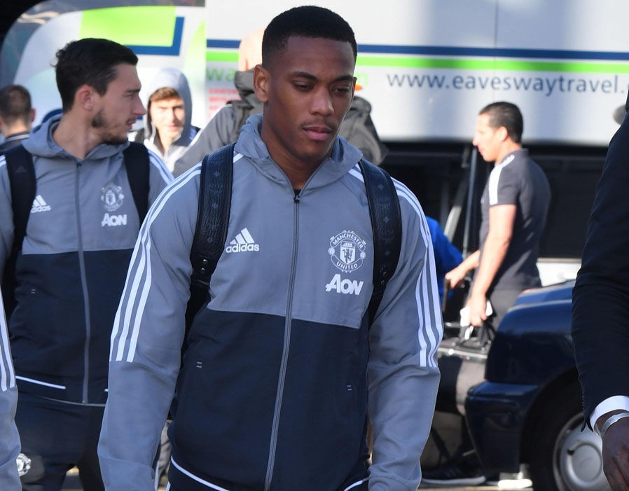 Chùm ảnh Man Utd hành quân đến London - Bóng Đá