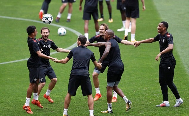 Sân tập Man Utd rộn tiếng cười - Bóng Đá