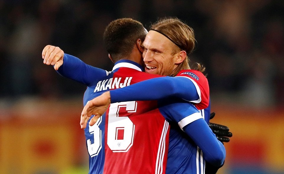 Mourinho méo mặt chứng kiến M.U khóc hận trước Basel - Bóng Đá