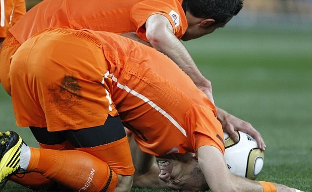 Nghẹn nước mắt ngày Arjen Robben chia tay 'Cơn lốc màu da cam' - Bóng Đá