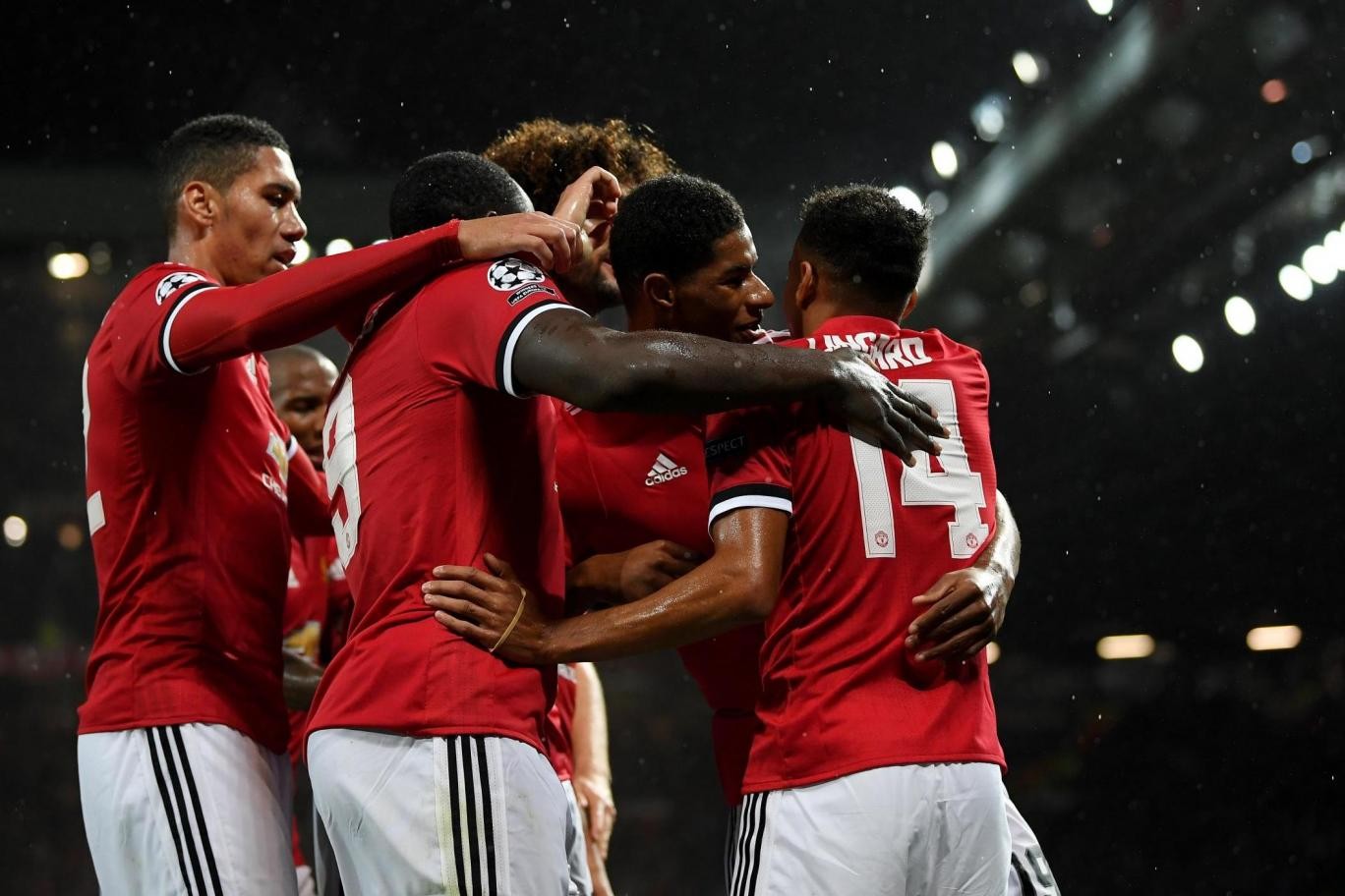 Pogba tập tễnh dùng nạng rời sân Old Trafford - Bóng Đá