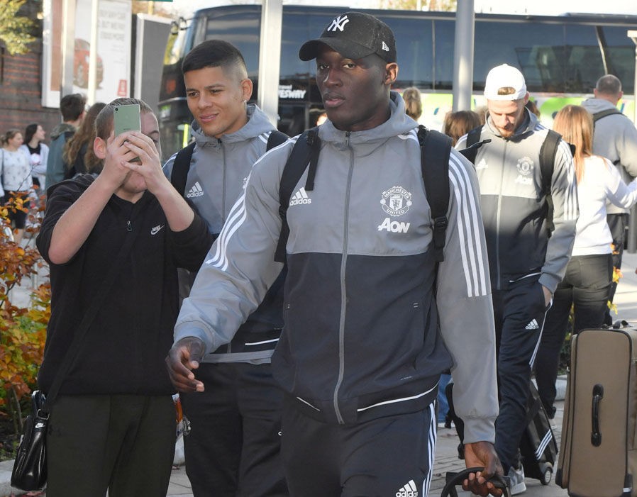 Chùm ảnh Man Utd hành quân đến London - Bóng Đá