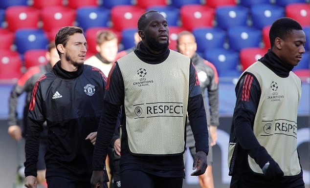 Mourinho trầm tư trên sân tập M.U trước trận chiến CSKA Moscow - Bóng Đá