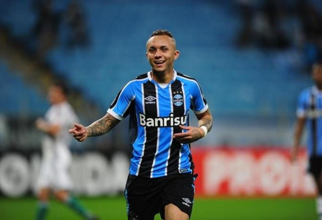 man utd theo sát everton soares - Bóng Đá