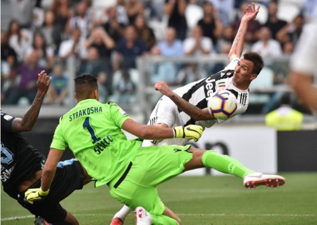 Ronaldo cười khó hiểu khi đồng đội ghi bàn - Bóng Đá