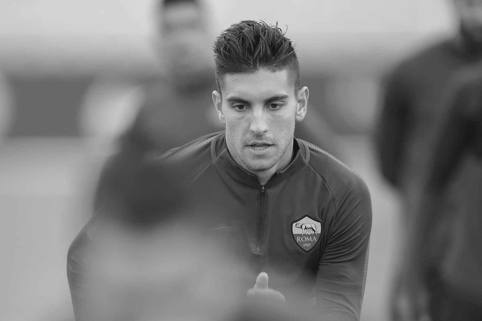 Roma tập luyện ở mặt sân như 'mặt ruộng' - Bóng Đá