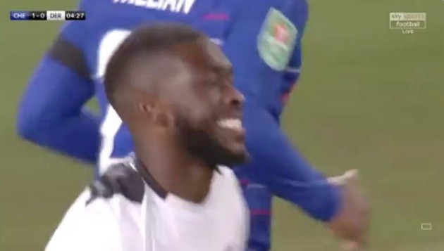 Người Chelsea 'mỉm cười' khi phản lưới giúp chủ nhà mở tỉ số - Bóng Đá