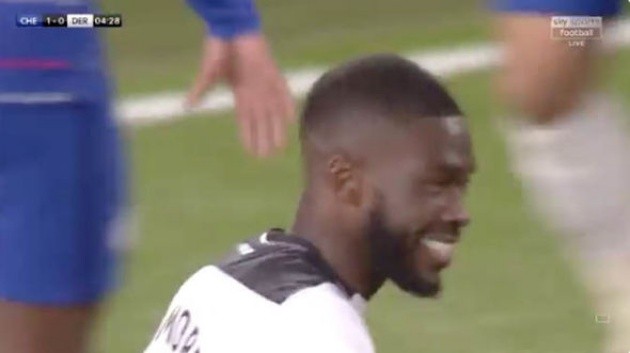 Người Chelsea 'mỉm cười' khi phản lưới giúp chủ nhà mở tỉ số - Bóng Đá