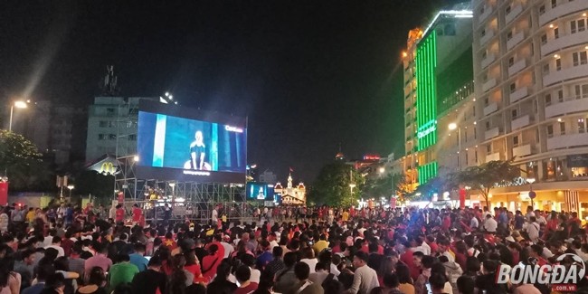 Fan Việt đổ ra đường cổ cũ cho U23 Việt Nam đấu Syria - Bóng Đá