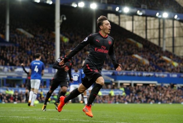 Ozil được CĐV đưa lên mây với màn trình diễn trước Everton - Bóng Đá