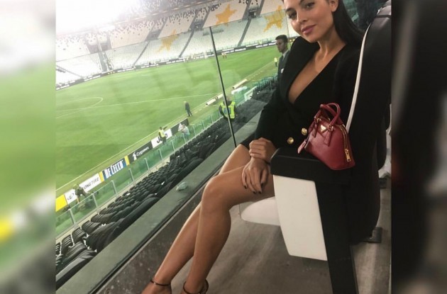 Bỏ mặc scandal hiếp dâm của bạn trai, bồ Ronaldo 'chọc điên' kình địch cũ - Bóng Đá