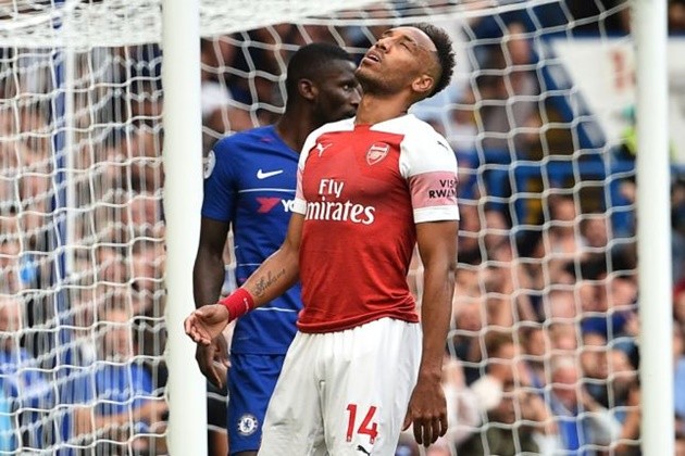GUENDOUZI đập đất sau pha bỏ lỡ của Aubameyang - Bóng Đá