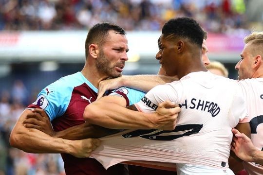Rashford sút cửa phòng thay đồ sau thẻ đỏ - Bóng Đá