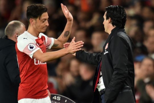 Emery trả lời việc Ozil tiếp tục làm đội trưởng - Bóng Đá