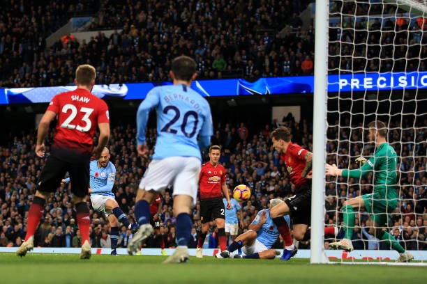 Thua trận, Man United còn phải đau đầu với hình ảnh này (Sanchez ôm chân) - Bóng Đá