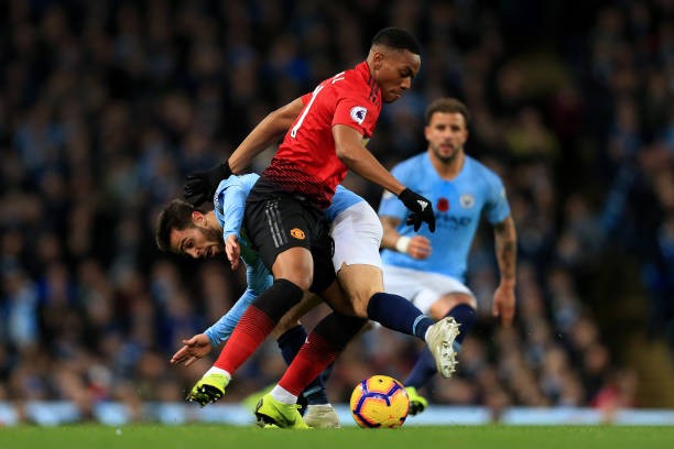 Thua trận, Man United còn phải đau đầu với hình ảnh này (Sanchez ôm chân) - Bóng Đá
