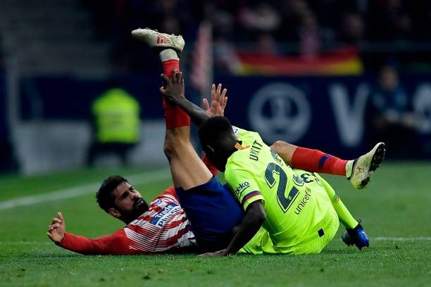 Khán đài 'nín thở' vì hành động này của Pique - Bóng Đá