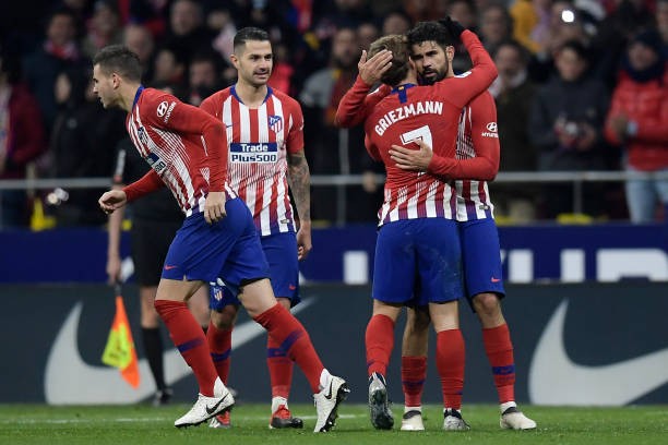 Khán đài 'nín thở' vì hành động này của Pique - Bóng Đá