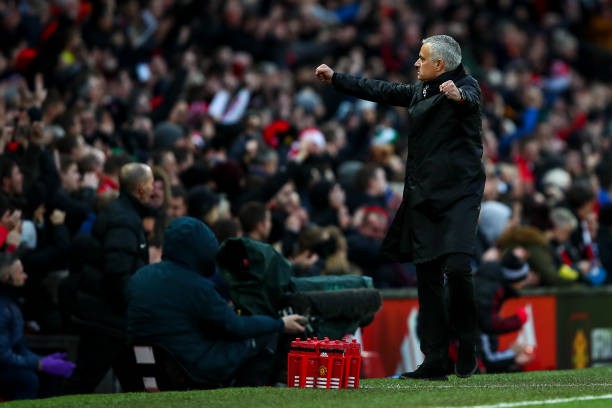 Hết đập phá, đấm đá, Mourinho lại làm điều này với bình nước - Bóng Đá