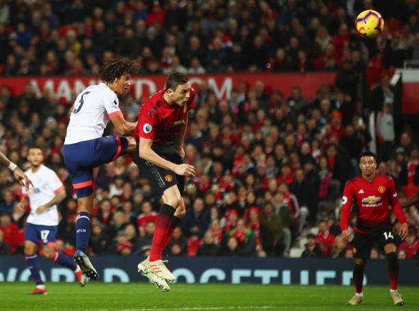 Bailly nhận thẻ đỏ rời sân và đây là hành động CĐV dành cho anh (xin áo) - Bóng Đá