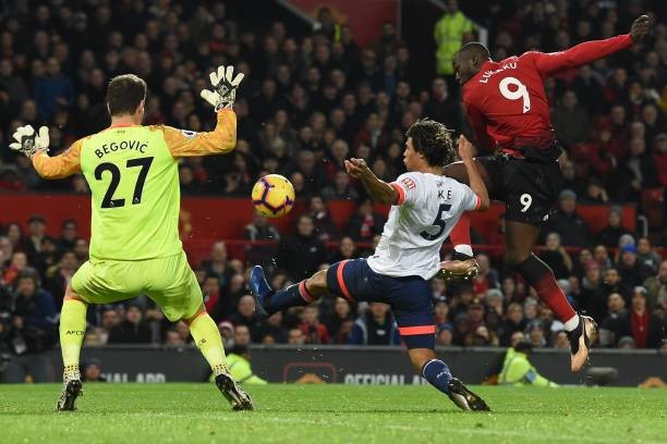 Pogba 'nhảy múa' tại Old Trafford, Man United chỉ còn kém Arsenal 3 điểm - Bóng Đá