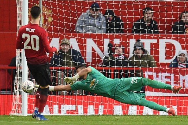 Phil Neville chỉ ra cái tên M.U 'lạ hoắc' hay nhất tối qua - Bóng Đá