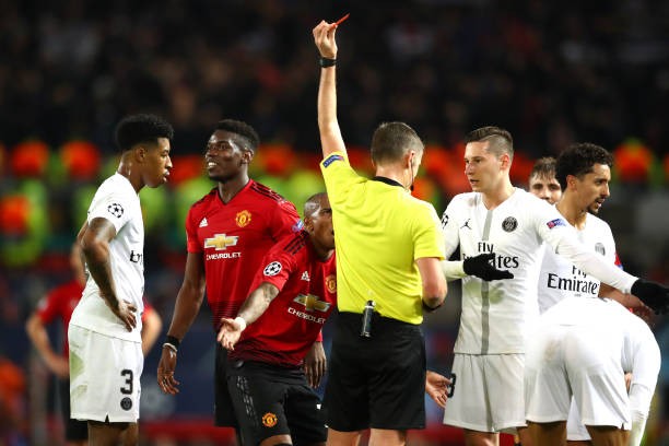 Nhận thẻ đỏ, Pogba làm gì trên đường rời sân? - Bóng Đá
