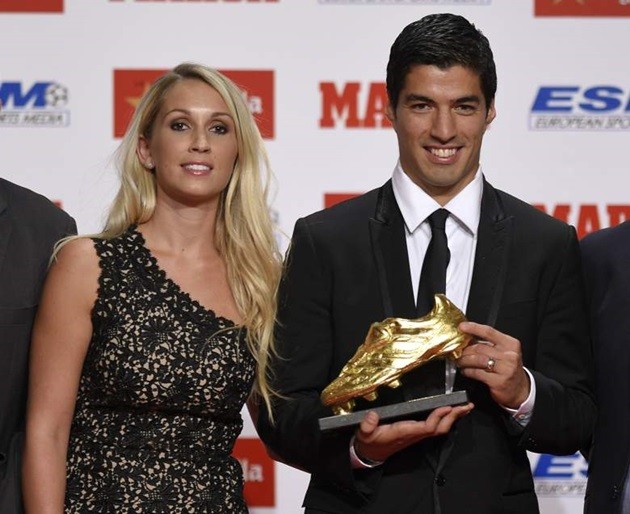 LUIS SUAREZ VÀ NHỮNG NĂM ĐẦU ĐI TÌM ÁNH SÁNG CỦA TÌNH YÊU - Bóng Đá