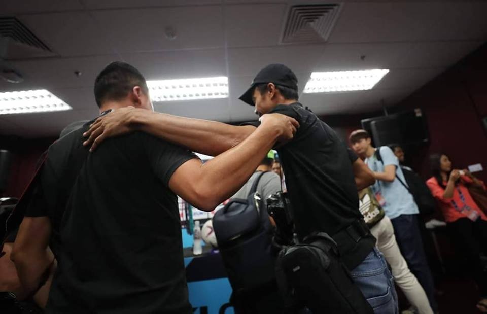 NÓNG: Phóng viên Malaysia suýt 