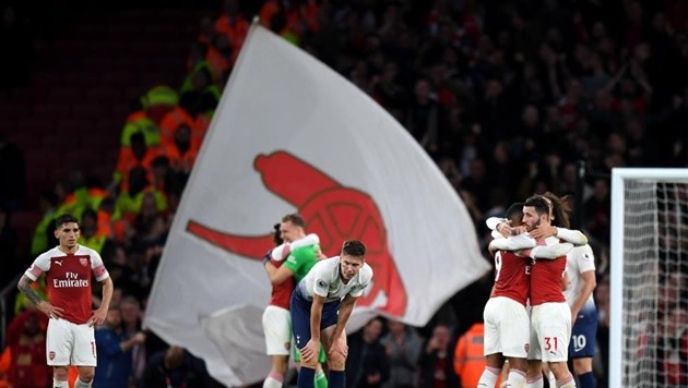 Arsenal nhuộm đỏ Emirates ngày đại thắng derby bắc London - Bóng Đá
