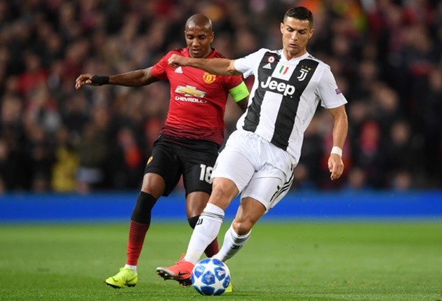 Xong! Phớt lờ Roma, Young cam kết tương lai với Man Utd - Bóng Đá