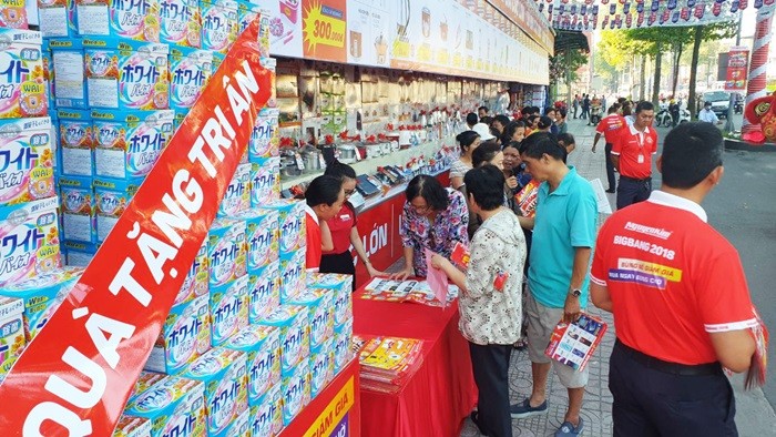 Đi mua điện máy khuyến mại cuối năm, hàng đỉnh giá rất tốt - Bóng Đá
